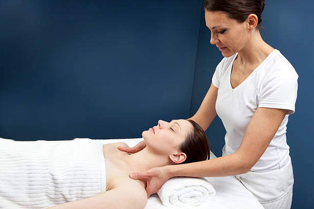 femme physiothérapeute pratiquer un massage des épaules - hypnotist therapy alternative therapy alternative medicine photos et images de collection