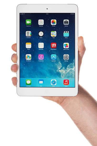 ipad mini i ios w wersji 7.1 - ipad mini human hand ipad ipadmini zdjęcia i obrazy z banku zdjęć