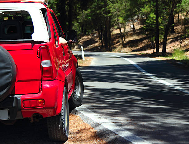 rojo y vehículos deportivos utilitarios (suv) en el lado de la calle - sports utility vehicle 4x4 car tire fotografías e imágenes de stock