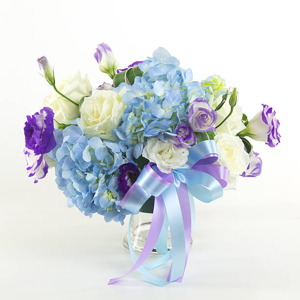 istock Flower bouquet in vase isolated. 487063328