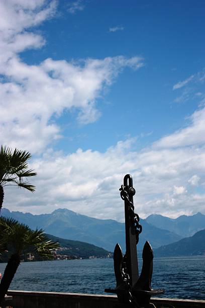 ancla en el paseo marítimo en menaggio en el lago como, italia - seepromenade fotografías e imágenes de stock