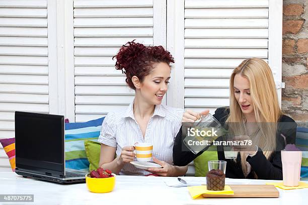Coffee Kaffeepause Stockfoto und mehr Bilder von Arbeiten - Arbeiten, Attraktive Frau, Berufliche Partnerschaft