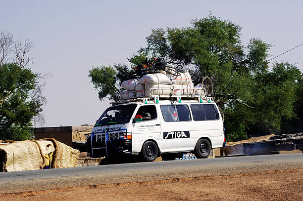 bush taxi au burkina faso de koupela - motor vehicle outdoors crowd landscape photos et images de collection