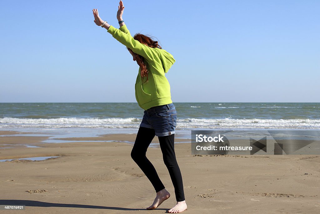 Изображение девушки физические упражнения на пляже, о том, чтобы Делать колесо - Стоковые фото Ребёнок роялти-фри