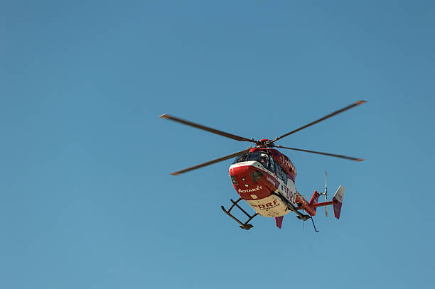 helicóptero misión de evacuación en la playa - rescue helicopter coast guard protection fotografías e imágenes de stock