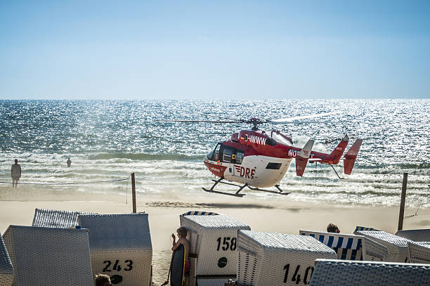 helikopter rescue mission am strand - rescue helicopter coast guard protection stock-fotos und bilder