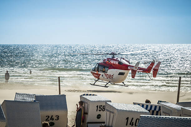 вертолёт экстренной миссии на пляж - rescue helicopter coast guard protection стоковые фото и изображения