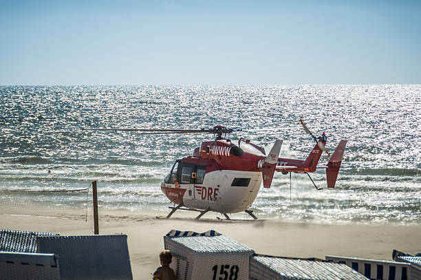 helicóptero misión de evacuación en la playa - rescue helicopter coast guard protection fotografías e imágenes de stock