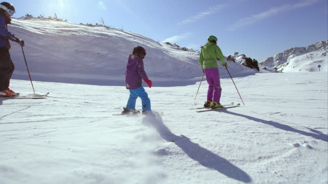 TS Parents teaching their child skiing