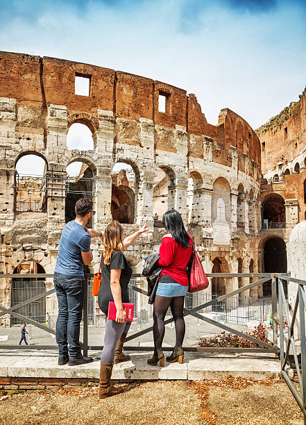guia de explicar aos turistas o coliseu de roma - flavian amphitheater fotos imagens e fotografias de stock