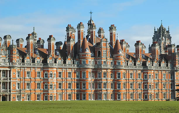 edificio royal holloway - british culture elegance london england english culture fotografías e imágenes de stock