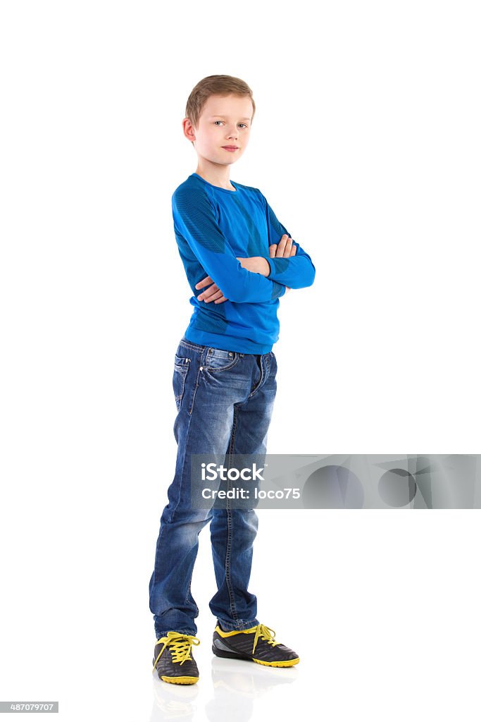 Boy posando con los brazos cruzados. - Foto de stock de Niños libre de derechos