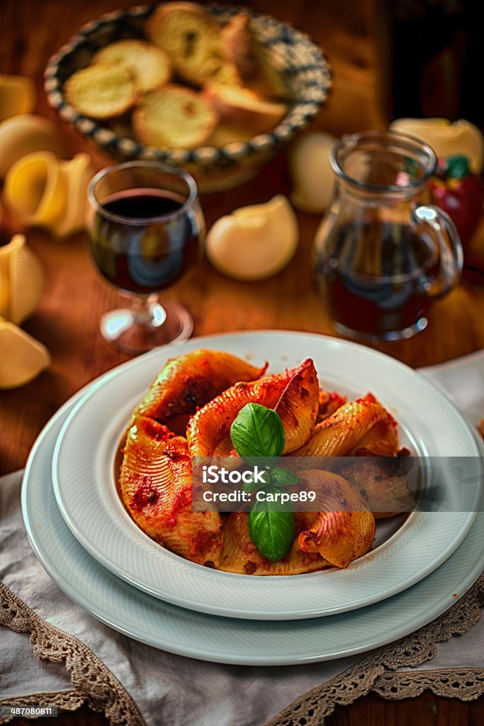 Conchiglioni con salsa - Foto stock royalty-free di Basilico