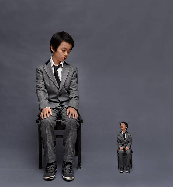 big chłopiec, mały chłopiec (w garnitur) - growth child human height short zdjęcia i obrazy z banku zdjęć
