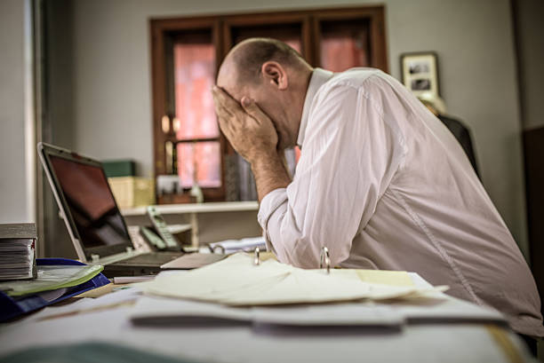 desalentó empleada de oficina - trabajo pesado fotografías e imágenes de stock