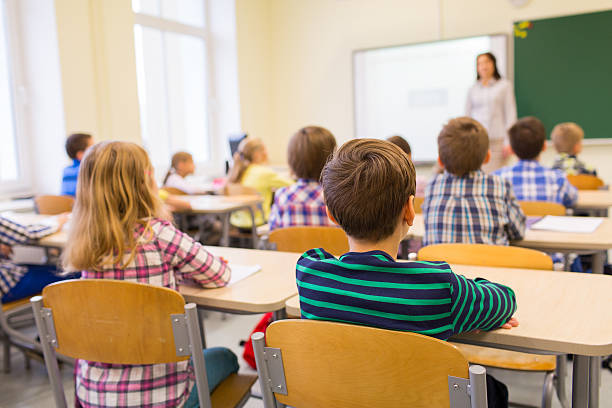 grupa szkoły, dzieci i nauczyciela w klasie - school classroom child back to school zdjęcia i obrazy z banku zdjęć