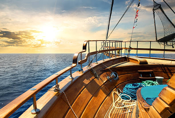 voilier et la mer - yacht sea sunrise sailing photos et images de collection