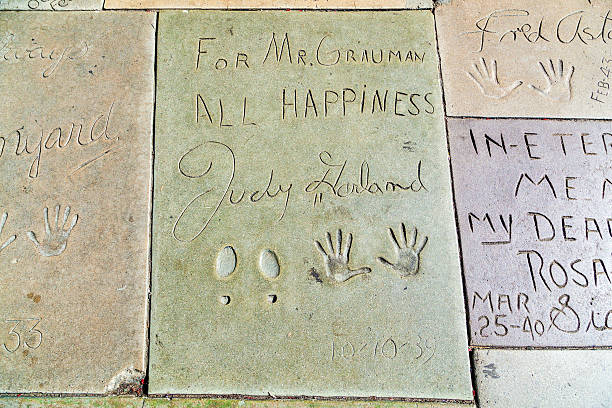 judy garlands handprints in hollywood boulevard in concreto - judy garland foto e immagini stock