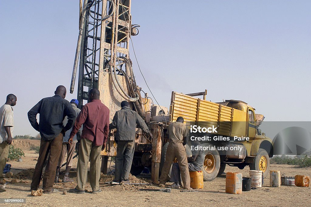 Perfuração de um bem em Burkina Faso - Foto de stock de Cena Rural royalty-free