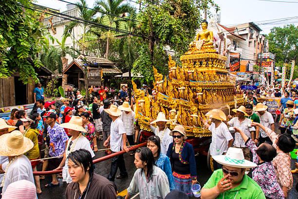 쑤판부리 songkran 패스티발 2014 - editorial thailand spirituality gold 뉴스 사진 이미지