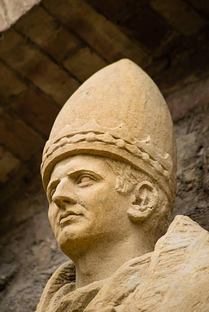 istock Sculpture of pope close-up 487100511