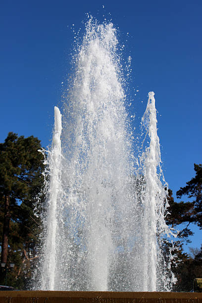 close-up image of большой фонтан на открытом воздухе против солнечный голубое небо - formal garden summer water park стоковые фото и изображения