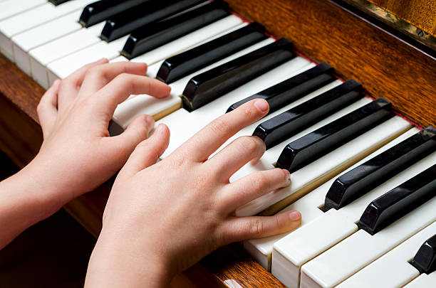 kind hände spielt klavier - music child pianist learning stock-fotos und bilder