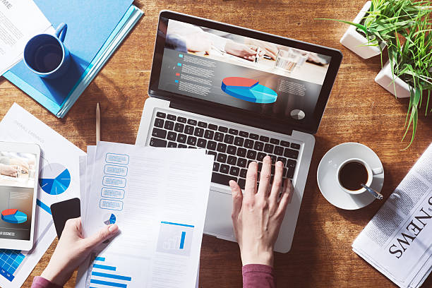 istock Financial report online 487103812