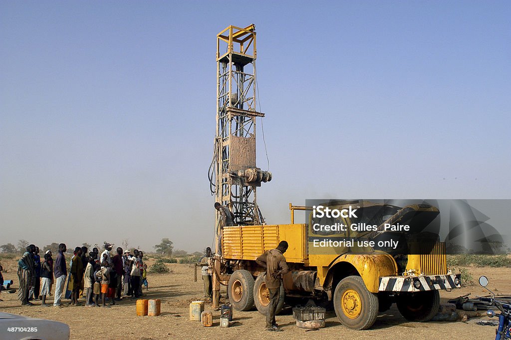 Foratura di un bene in Burkina Faso - Foto stock royalty-free di Acciaio