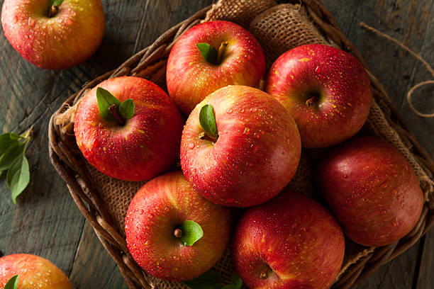 生レッドふじりんご - apple gala apple fuji apple fruit ストックフォトと画像