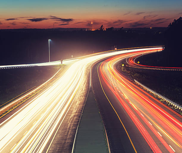 la noche tráfico en autopista - autopista de cuatro carriles fotografías e imágenes de stock