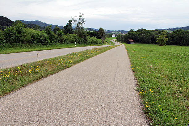 strada di campagna con pista ciclabile - fusgänger foto e immagini stock