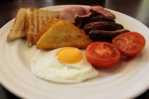 istock Image showing full English breakfast, with sausage, bacon and egg 487120601