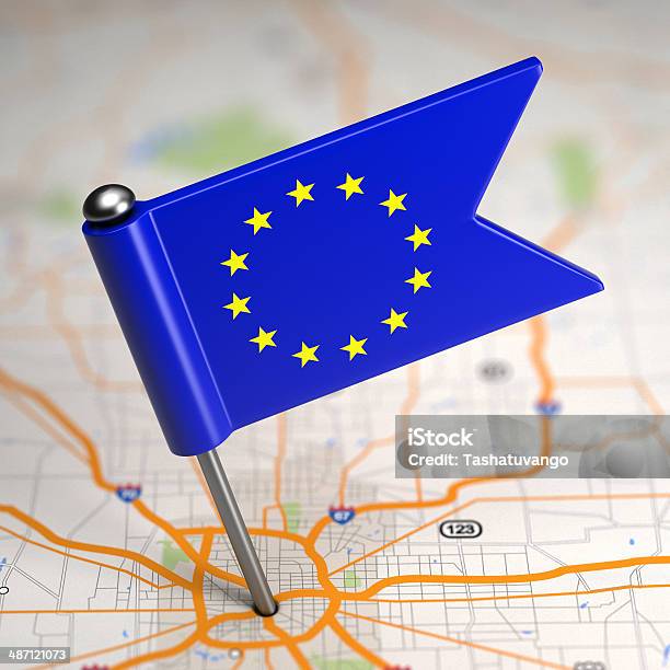 Niewielka Flaga Unii Europejskiej Na Mapie Tle - zdjęcia stockowe i więcej obrazów Badanie - Badanie, Bez ludzi, Europa - Lokalizacja geograficzna