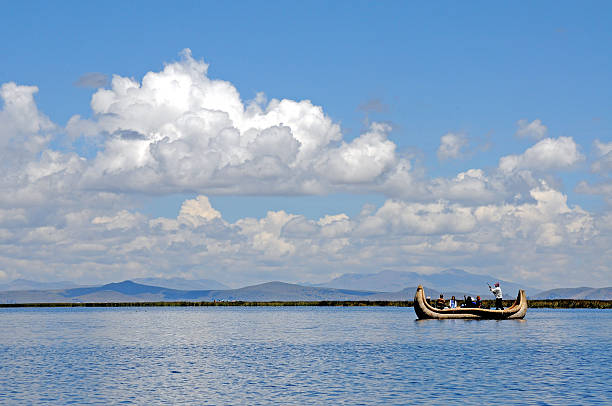 barco en el lago titicaca - bolivia copacabana bolivian ethnicity lake titicaca fotografías e imágenes de stock