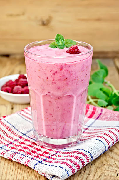 milkshake avec framboises sur une planche à repasser - raspberry milkshake photos et images de collection