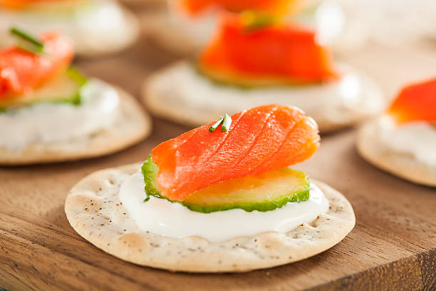 galleta de salmón y hors-d'œuvre con crema agria - appetizer salmon smoked salmon cracker fotografías e imágenes de stock