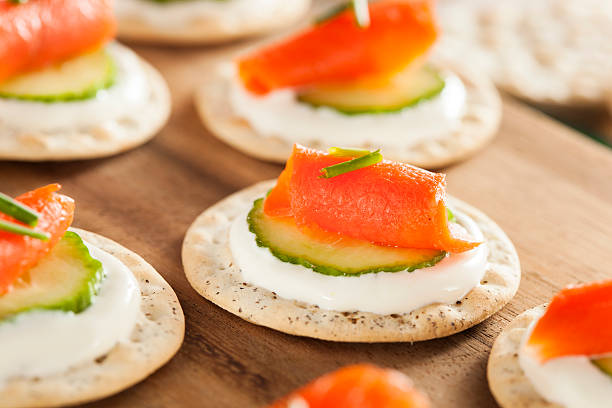 лосось и крекер закуски и кислый крем - appetizer salmon smoked salmon cracker стоковые фото и изображения