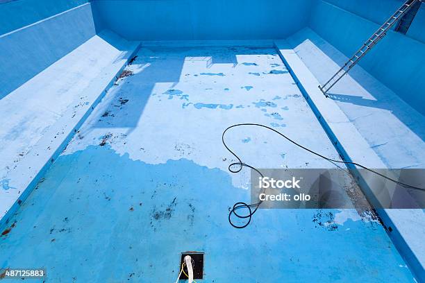 Photo libre de droit de Épuisé La Piscine banque d'images et plus d'images libres de droit de Antihygiénique - Antihygiénique, Bleu, Bricolage