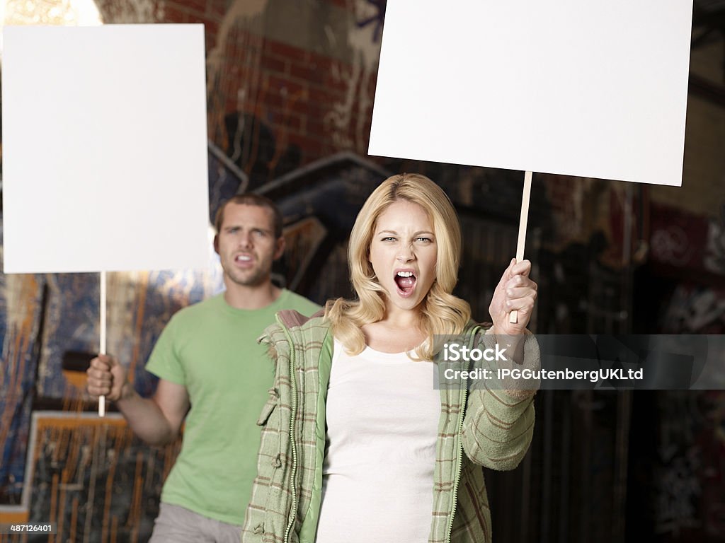 Jovem casal com em branco demonstração obedeçam - Foto de stock de Jovem Adulto royalty-free