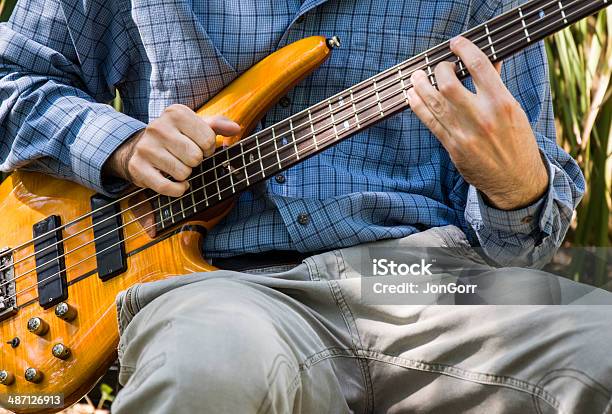 Bass Gitarrist Performing Musik Im Freien Stockfoto und mehr Bilder von Aufführung - Aufführung, Bassgitarre, Bassinstrument