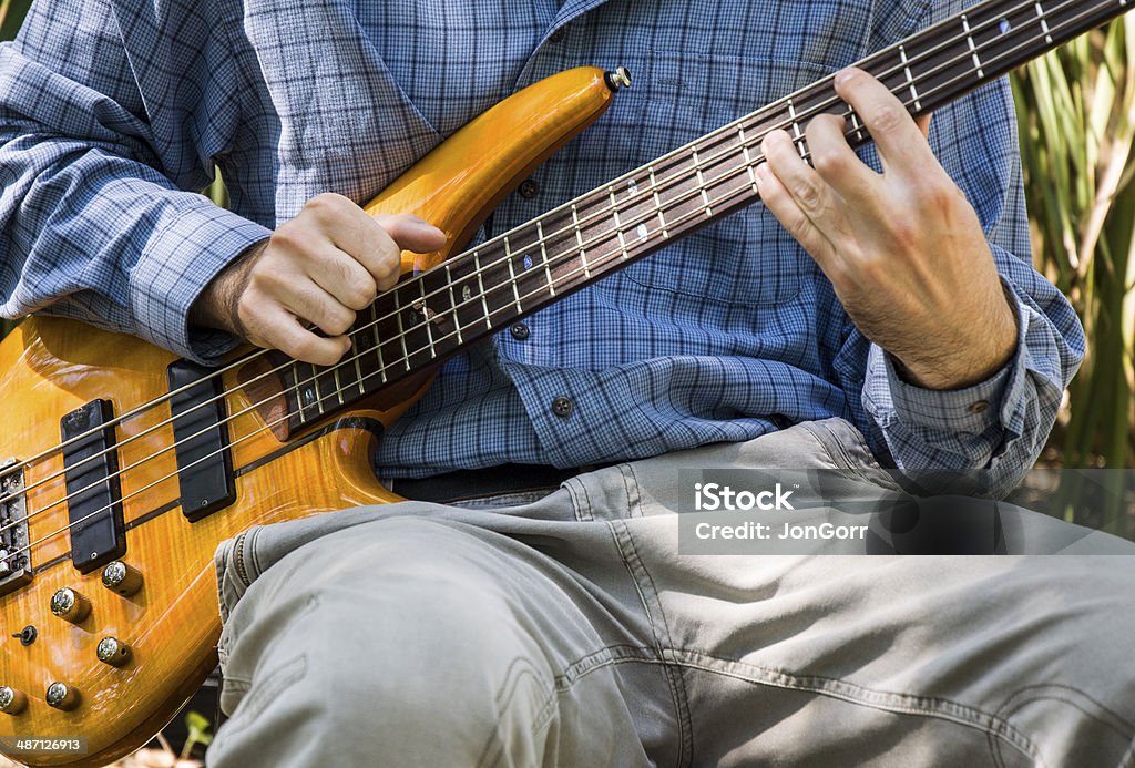 Bass guitarrista tocando música ao ar livre - Foto de stock de Artista royalty-free