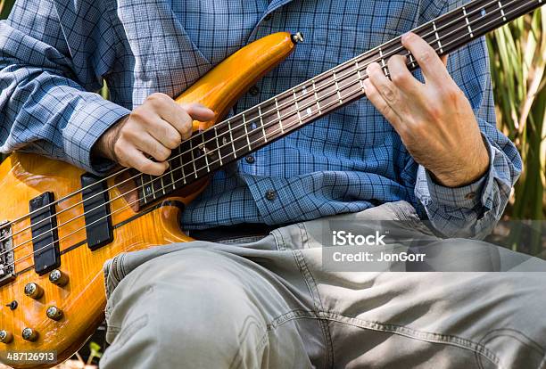 Foto de Bass Guitarrista Tocando Música Ao Ar Livre e mais fotos de stock de Artista - Artista, Azul, Baixo elétrico