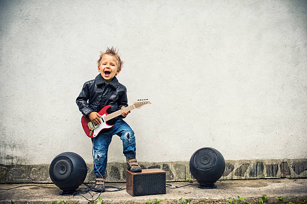 маленький мальчик играет электрическая гитара - full length audio стоковые фото и изображения