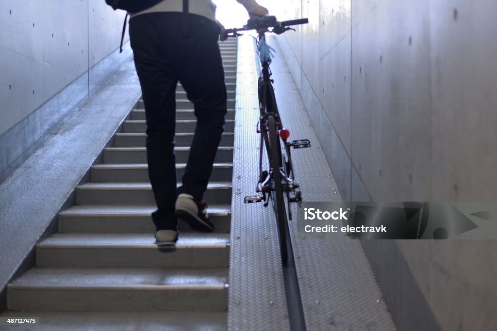 Велосипедная парковка - Стоковые фото Кататься на велосипеде роялти-фри