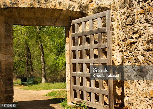 Entrada Al Mission San Juan Capistrano En San Antonio Texas Foto de stock y más banco de imágenes de Característica de edificio