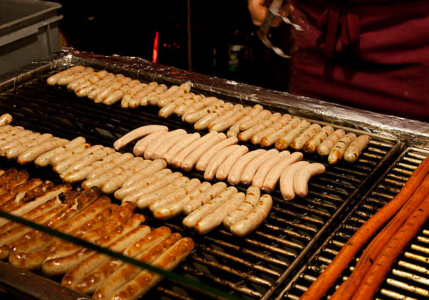 de mercado navideño alemán comida tradicional - sausage knackwurst food bratwurst fotografías e imágenes de stock