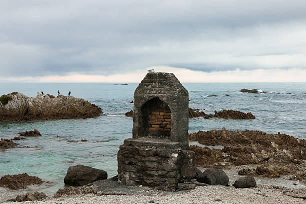 brick staromodne kominkiem na ocean shore - marlborough region zdjęcia i obrazy z banku zdjęć