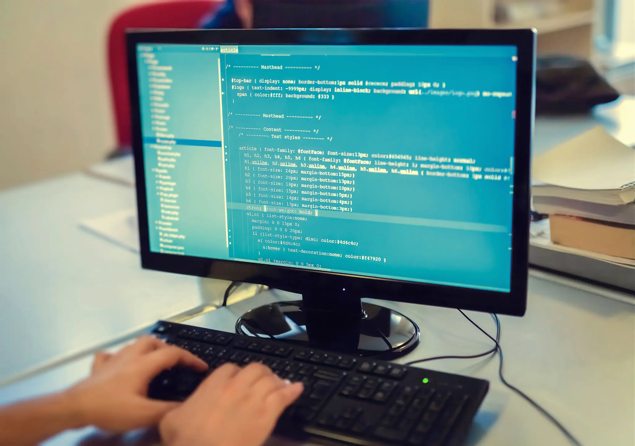 컴퓨터 백엔드 스킬 향상을 위한 비밀노트 2 Developer working on backend source codes on computer at office.