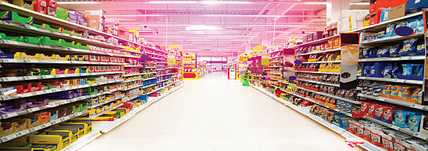 breite perspektive leeren supermarkt - discountladen stock-fotos und bilder